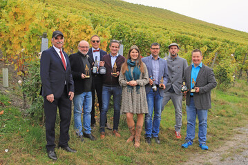 Vorsitzender des Silvaner Forum Artur Steinmann, Manfred Rothe vom Weingut Rothe, Verkostungsleiter Hermann Mengler, Hubert Kram vom Weingut Freihof, Deutsche Weinprinzessin Saskia Teucke,
Stefan Gerhard von den Winzern Sommerach, Christian Mller vom Weingut Max Mller I und Klaus
Hfling vom Weingut Hfling (v. l. n. r.) am Ort der ersten Silvaner Pflanzung in Deutschland. 