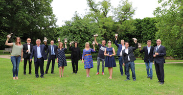 Die zehn strahlenden Sieger von Best of Gold 2021 mit der 64. Frnkischen Weinknigin Carolin Meyer und Weinbauprsidenten Artur Steinmann im Tagungszentrum Himmelspforten.