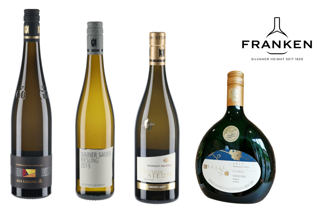 Die prmierten Rieslinge aus Franken: (v. l. n. r.) 2018 Escherndorf am Lumpen 1655 Riesling vom Weingut Horst Sauer, 2019 Escherndorf Riesling vom Weingut Rainer Sauer, 2018 Stetten Stein Riesling vom Weingut am Stein und der 2012 Randersackerer Pflben Riesling vom Weingut Reiss.