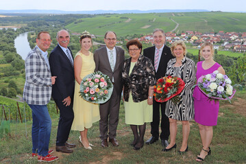 Die Preistrger des Silbernen und der Goldenen Bocksbeutel und ihre Laudatoren. Von links: Volker Heimann, Weinbauprsident Artur Steinmann, Frnkische Weinknigin Carolin Meyer, Bundeslandwirtschaftsminister a. D. Christian Schmidt (Goldener Bocksbeutel), Landtagsprsidentin a.D. Barbara Stamm (Goldener Bocksbeutel), Bernhard Schlereth (Silberner Bocksbeutel), Christel Schlereth und Moderatorin Klara Zehnder.