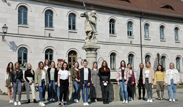 Die Teilnehmerinnen des Weinprinzessinnen-Seminars vor der InfoVinothek in Sommerach.