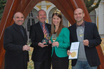 Weinbaupräsident Artur Steinmann und die Fränkische Weinkönigin Melanie Dietrich gratulierten Gunter Geiger (r.) und Horst Kolesch (2.v.l.) zu ihren grandiosen Erfolgen bei der DLG-Bundesweinprämierung
