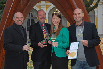 Weinbauprsident Artur Steinmann und die Frnkische Weinknigin Melanie Dietrich gratulierten Gunter Geiger (r.) und Horst Kolesch (2.v.l.) zu ihren grandiosen Erfolgen bei der DLG-Bundesweinprmierung
