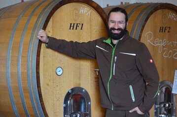 Marian Malinowski ist Kellermeister bei Weinbau Dr. Lindicke.