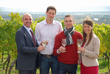 Weinbauprsident Artur Steinmann und Weinknigin Melanie Dietrich gratulieren dem Jungwinzer des Jahres Johannes Zang (2. v. r.) und "Vizemeister" Markus Schmachtenberger