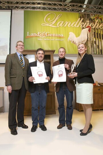 Preisverleihung DLG-TOP 10 der besten Sekterzeuger auf der DLG-Erlebnismesse Land & Genuss: Die deutsche Weinprinzessin Sabine Wagner und DLG-Hauptgeschftsfhrer Dr. Reinhard Grandke (l.) berreichen die Auszeichnung an Klaus Herres (St. Laurentius Sekthaus, 2.v.l.) und Thorsten Ochocki (Wein- und Sektgut Wilhelmshof)