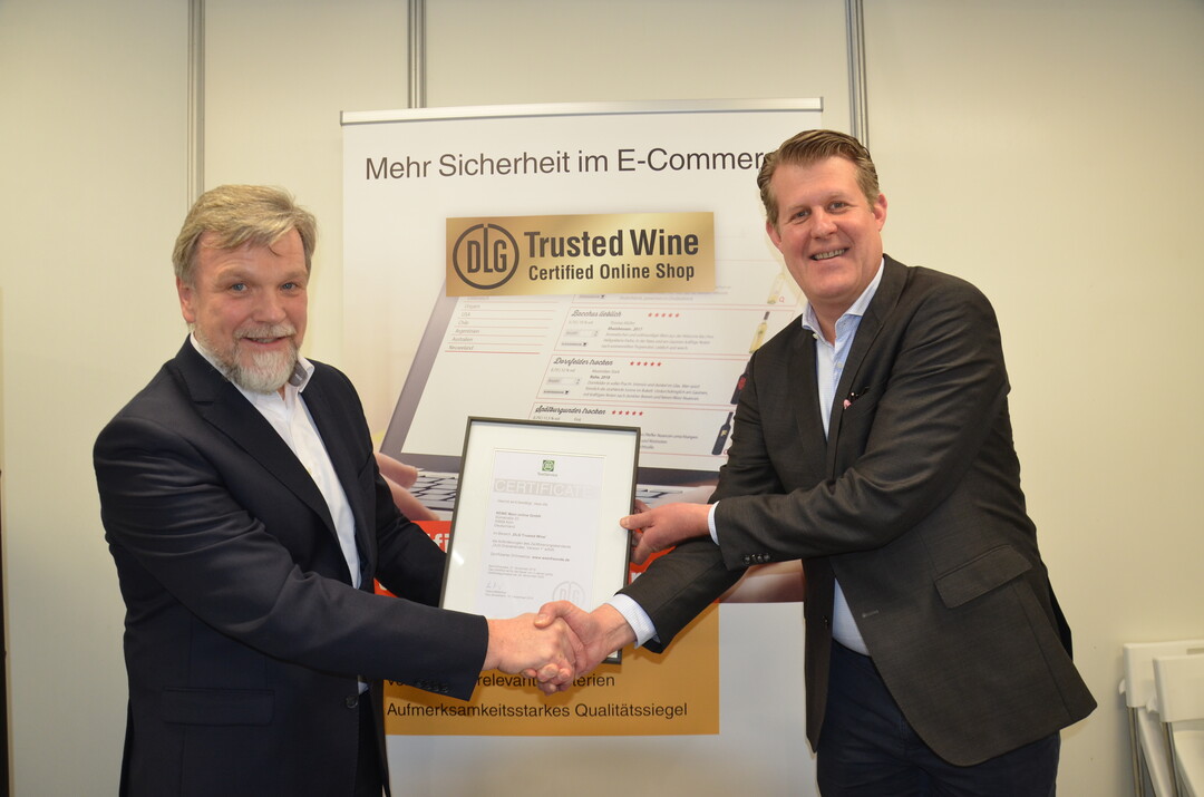 Auf der ProWein in Dsseldorf wurde Rewe Weinfreunde am 18. Mrz als erster zertifizierter Online-Shop mit dem neuen Qualittssiegel ausgezeichnet. Der Geschftsfhrer der DLG TestService GmbH, Standort Gau-Bickelheim, Klaus Rufli (links), berreicht das Zertifikat an Cdric Garraud, Geschftsfhrer Rewe Weinfreunde. 