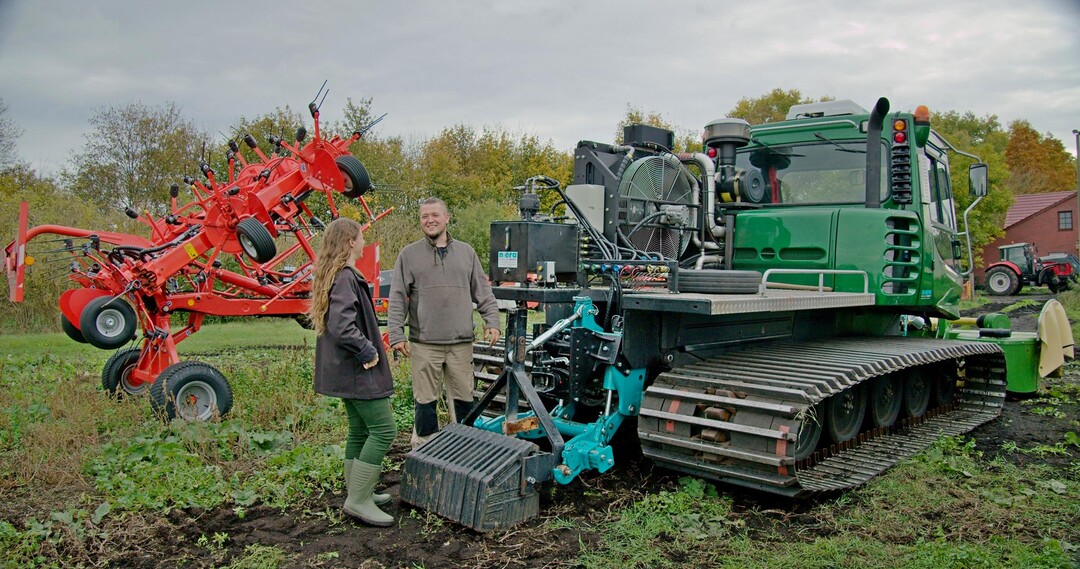   1. Preis Engagierte Personen: Moor-Klimawirt Sebastian Petri (l.) baut seine Maschinen fr eine bodenschondende Bearbeitung selbst. Im Gesprch mit Carolin Priefert (DVL).