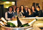 Mitglieder aus ganz Deutschland waren zur Vinissima-Exkursion mit Diner oenologique nach München gekommen. Eveline Jenne, die Schatzmeisterin des Vereins aus Baden, überbrachte die Grüße des Vorstands. Im "Bayerischen Hof" gesellte sie sich zu den Gastwinzerinnen aus Franken und Italien. Außerdem in der Runde: Gründungsmitglied Beate Schindler von der Regionalgruppe München. Von links: Eveline Jenne, Christine Pröstler, Elena Walch, Stefanie Wirsching, Beate Schindler, Chiara Boschis, Andrea Wirsching, Elena Nicodemi.
