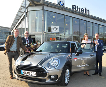 Dr. Alexander Nothaft (N-ERGIE), Weinbauprsident Artur Steinmann, Frnkische Weinknigin Carolin Meyer und Ralf Rhein (BMW Autohaus Rhein) bei der bergabe des neuen Dienstwagens (v. l.).