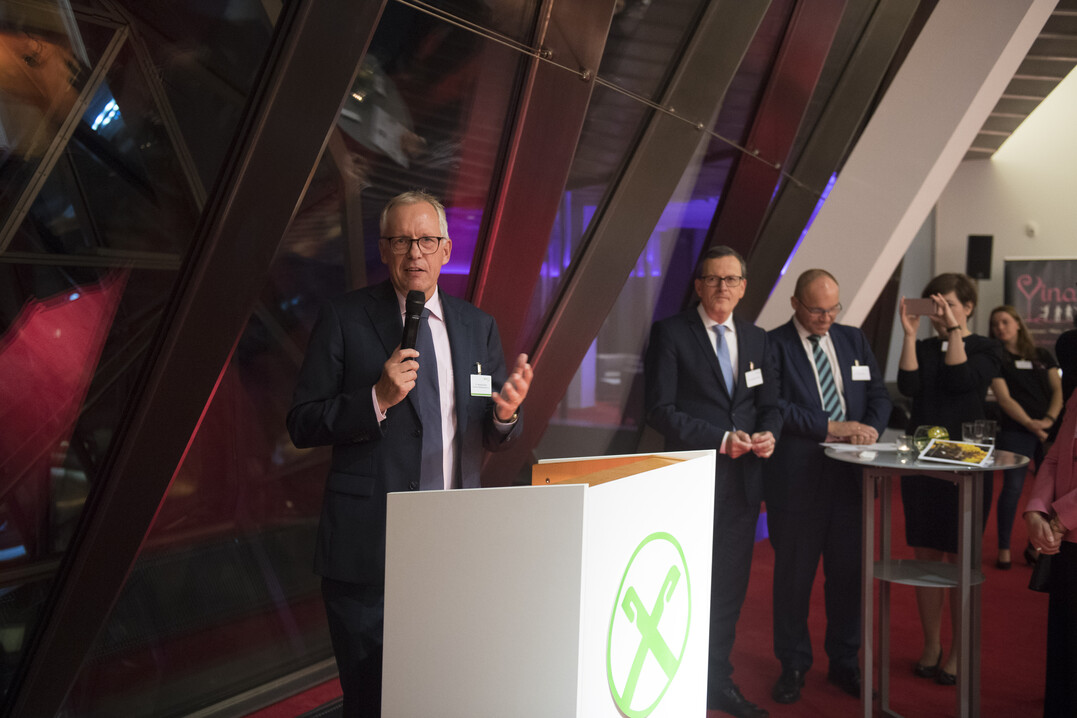 DRV-Hauptgeschäftsführer Dr. Henning Ehlers eröffnete den herbstlichen Weinempfang des Raiffeisenverbandes, bei dem sich knapp 200 Gäste von der Qualität genossenschaftlicher Weine überzeugten.