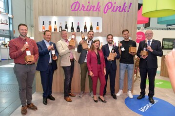 Die Gewinner (vlnr): Weingut Jakob Schneider, Weingut Bimmerle, Weingut Bergdolt-Reif & Nett, Laudatorin Sina Erdrich (Deutsche Weinknigin), Weingut Reichsrat von Buhl, Weingut Franz Keller und Weingut Juliusspital.