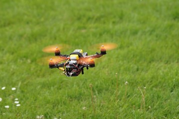 Eine Drohne fliegt ber das Feld.