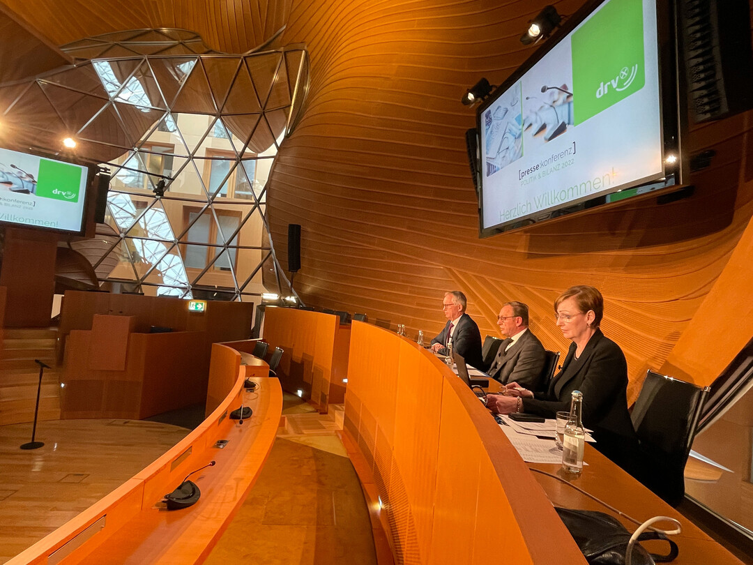 DRV-Hauptgeschäftsführer Dr. Henning Ehlers stellt in der heutigen DRV-Pressekonferenz die Zahlen zur wirtschaftlichen Lage der genossenschaftlichen Unternehmen 2022 vor.