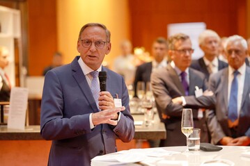 Der sommerliche Weinempfang wurde vom DRV-Prsidenten Holzenkamp erffnet.