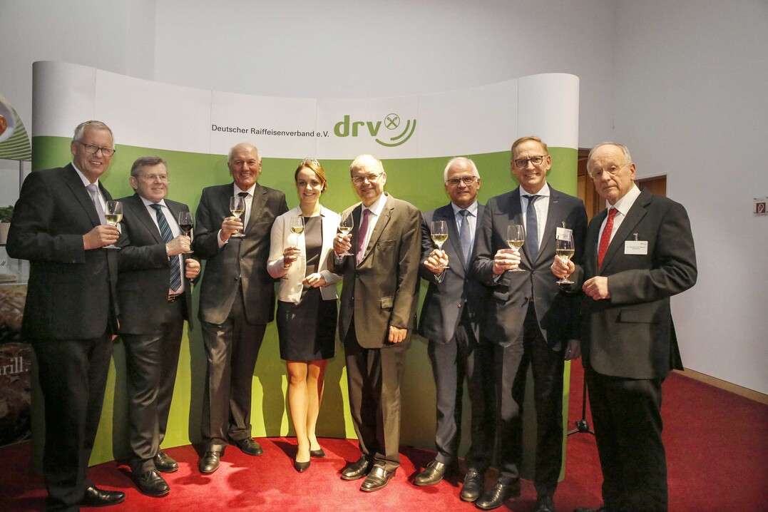 DRV-Hauptgeschftsfhrer Dr. Henning Ehlers, Vorstandsvorsitzender der Wrttembergischen Weingrtner-Zentralgenossenschaft Mglingen eG Dieter Weidmann, DRV-Prsident Manfred Nssel, Deutsche Weinknigin Lena Endesfelder, Bundesminister Christian Schmidt, PStS. Peter Bleser, Franz-Josef Holzenkamp, MdB, StS. Dr. Hermann Onko Aeikens (v.l.)