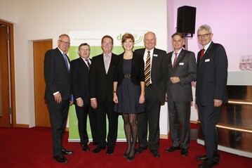Bei der DRV-Weinprobe in Berlin (von links): DRV-Generalsekretr Dr. Henning Ehlers; Vorstandsvorsitzender der Wrttembergischen Weingrtner-Zentralgenossenschaft Mglingen eG, Dieter Weidmann; BMEL-Staatssekretr Dr. Robert Kloos; Deutsche Weinknigin Josefine Schlumberger; DRV-Prsident Manfred Nssel; BVR-Prsident Uwe Frhlich; Bundestagsabgeordneter Artur Auernhammer 