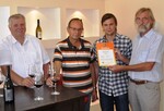 Zertifikatsübergabe im Weingut Zimmerle in Korb von links Weinbaupräsident Hermann Hohl, Friedrich Zimmerle, Jens Zimmerle, Prof. Dr. Armin Gemmrich