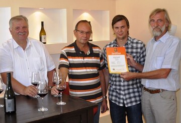 Zertifikatsbergabe im Weingut Zimmerle in Korb von links Weinbauprsident Hermann Hohl, Friedrich Zimmerle, Jens Zimmerle, Prof. Dr. Armin Gemmrich 