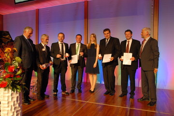 Die Staatsehrenpreistrger 2014 mit Weinbauprsident Hermann Hohl (ganz links), Weinknigin Stefanie Schwarz und MD Wolfgang Reimer (ganz rechts). Von links: Ernst Steiner (Hohenlohe Kellerei eG), Gnter und Jrgen Willy, Martin Fischer, Thomas Seyffer