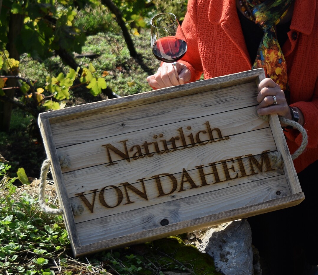 Die Binnenmarktfrderung soll Verbraucherinformationen zu den Weinbaugebieten und deren Weinen frdern. Damit bietet sich unserer Weinbranche ein breites Bettigungsfeld, die Qualitt der heimischen Produkte zu bewerben. Die im letzten Jahr gestartete Regionalkampagne Natrlich. VON DAHEIM zeigt, dass sowohl die Betriebe motiviert sind, ihre Produkte noch strker zu prsentieren, als auch die Verbraucher zustzliche Informationen ber heimische Produkte schtzen, erklrte Minister Peter Hauk Ende Januar.