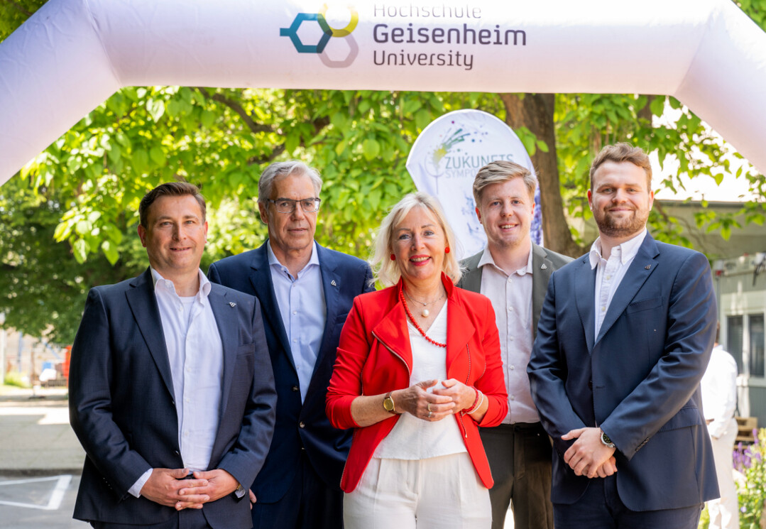 Hessens Digitalministerin Prof. Dr. Kristina Sinemus (Mitte) und Hochschulpräsident Prof. Dr. Hans Reiner Schultz (2. v. l.) eröffneten das erste Geisenheimer Zukunftssymposium.
