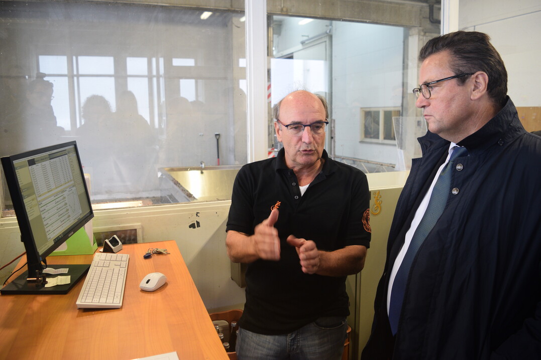 Dr. Gtz Reustle (li.) erklrt Minister Peter Hauk das neue Verfahren zur Ermittlung der Traubenqualitt. 