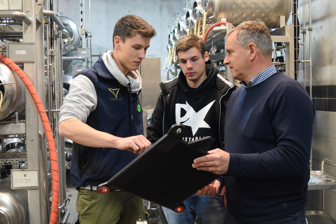 Jonathan Henger (l.) und Christian Koch mssen Prfer Martin Notz im Keller erklren, wie ein Schichtenfilter funktioniert. 