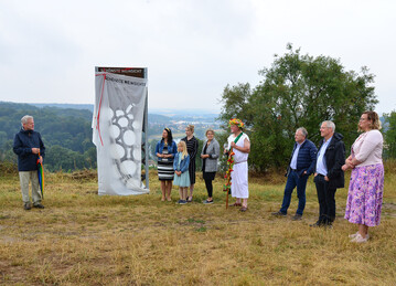 v.l.n.r.: Frank Neupold, Katja Bhme (Schsische Weinknigin), Lilli Bhme (Mostprinzessin), Ann-Kathrin Schatzl (Schsische Weinprinzessin), Lisa Marie Queier (Ortsweinknigin Diesbar-Seulitz), Bacchus, Gerd Barthold (BM Nnchritz), Ernst Bscher (DWI), Maria Lehmann (Weingut Lehmann in Diesbar)