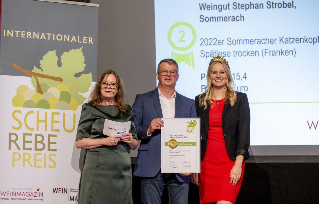 Von Links: Katja Apelt (Chefredakteurin von Wein+Markt), Gewinner Stefan Strobel aus Sommerach und Anna Nierstheimer (rheinhessische Weinprinzessin).