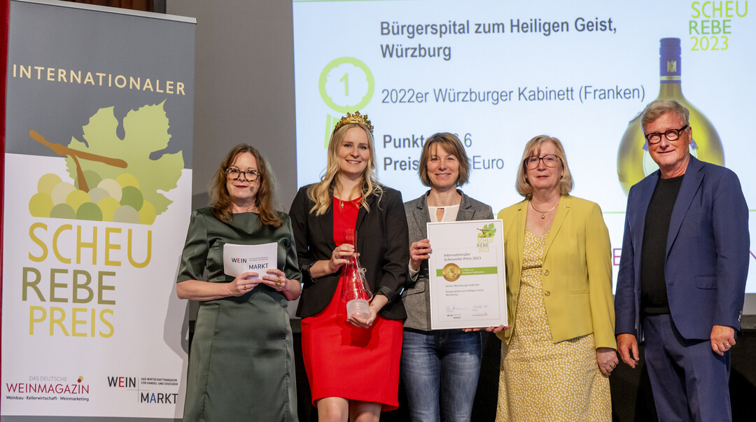 Von Links: Katja Apelt (Chefredakteurin Wein+Markt), Anna Nierstheimer (rheinhessische Weinprinzessin), Nancy Boy (Bürgerspital Würzburg), Bettina Siée ( Das deutsche Weinmagazin und Hans-Ulrich Jörges (Journalisten und Alzeyer Kulturpreisträge) .