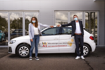  Den Schlssel zum Glck erhielt die Wrttemberger Weinknigin in Heilbronn vom Teamleiter Verkauf Neuwagen, Herr Schaffert. 