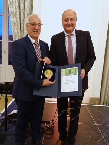 Dr. Josef Derstappen (links) erhielt von DBV-Prsident Joachim Rukwied die Andreas-Hermes-Medaille des Deutschen Bauernverbandes.
