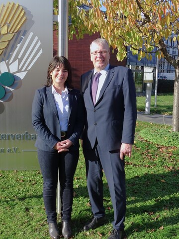 BWV-Prsident Michael Horper gratuliert Gudrun Breuer zu ihrer Wahl in das Prsidium des Verbandes.