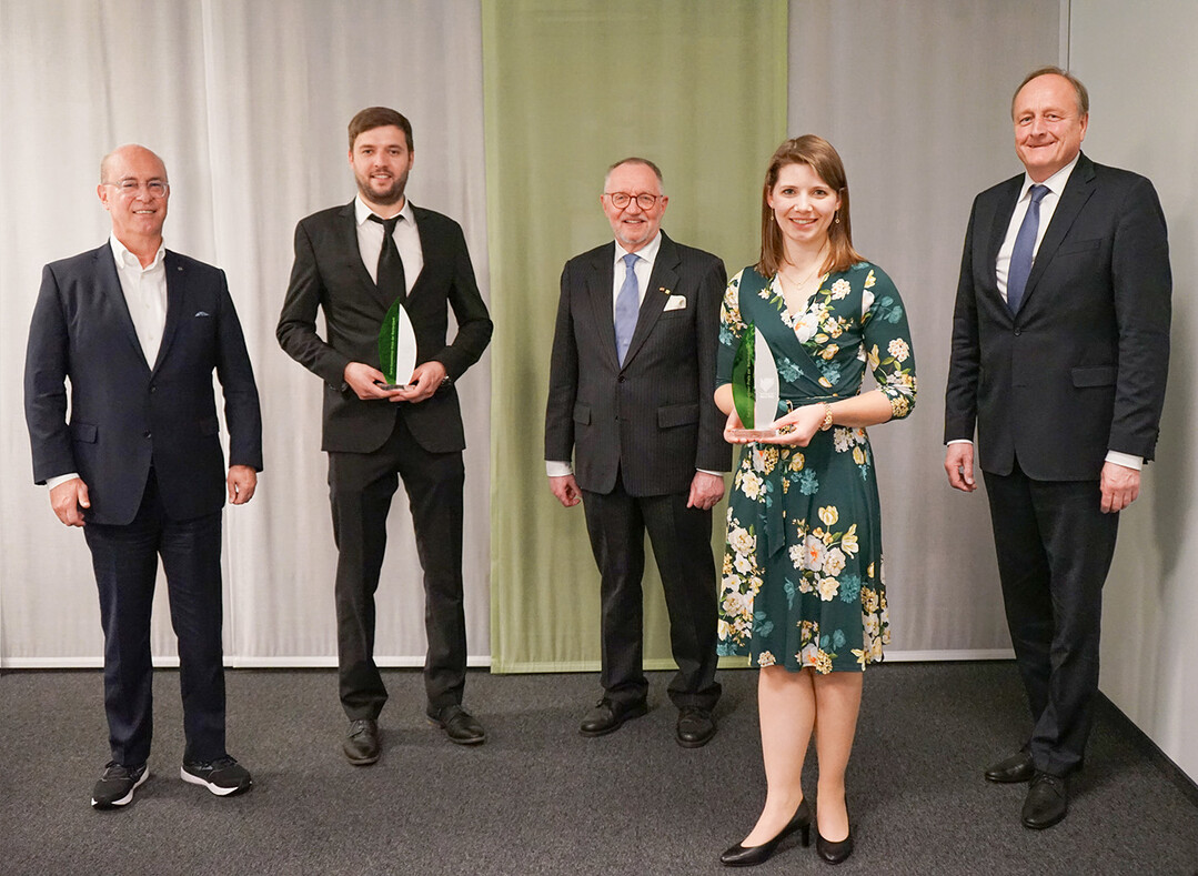 Im Bild von links: Dr. Horst Reinhardt (Sprecher des Vorstands der Rentenbank), Phillip Duelli (Preisträger 2020), Gerd Sonnleitner (Ehrenpräsident des DBV), Mara Walz (Preisträgerin 2021) und Joachim Rukwied (Präsident des DBV).