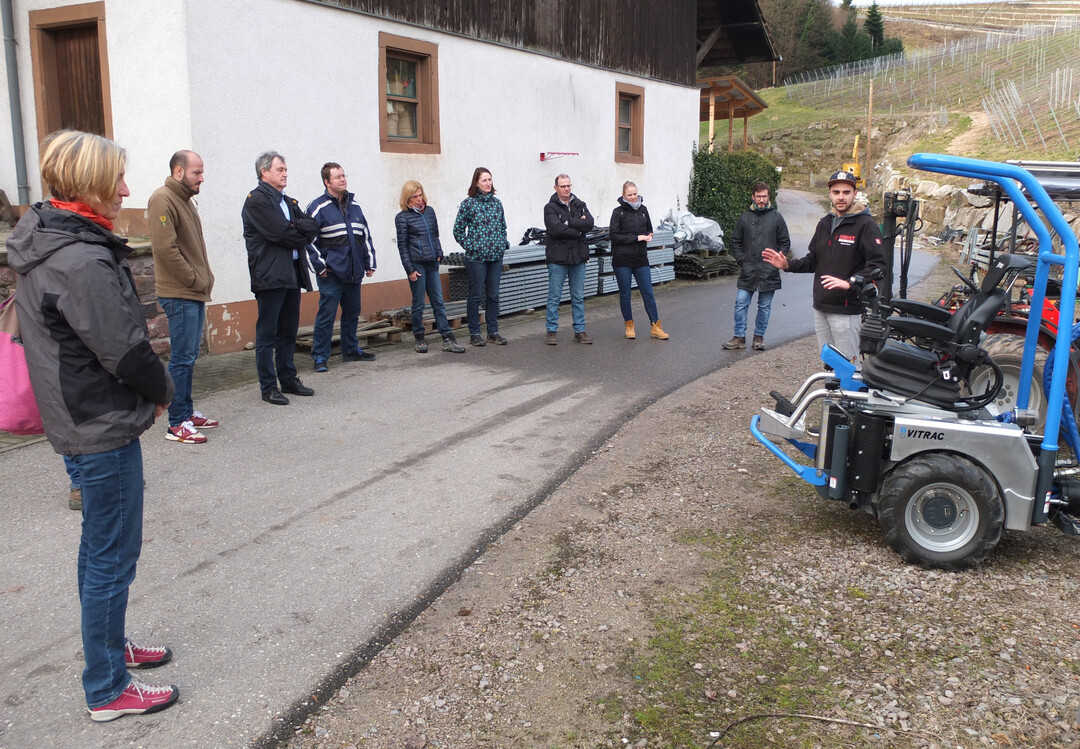 Hier im Bild die Teilnehmer bei der Besichtigung von Terrassenspezialmaschinen.