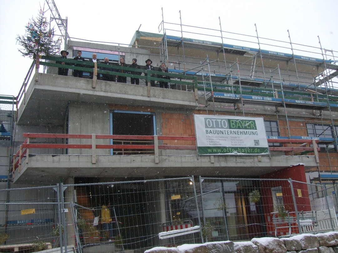 Bei heftigen Schneefall fand das Richtfest der neuen Kelter der Weingrtner Esslingen statt.