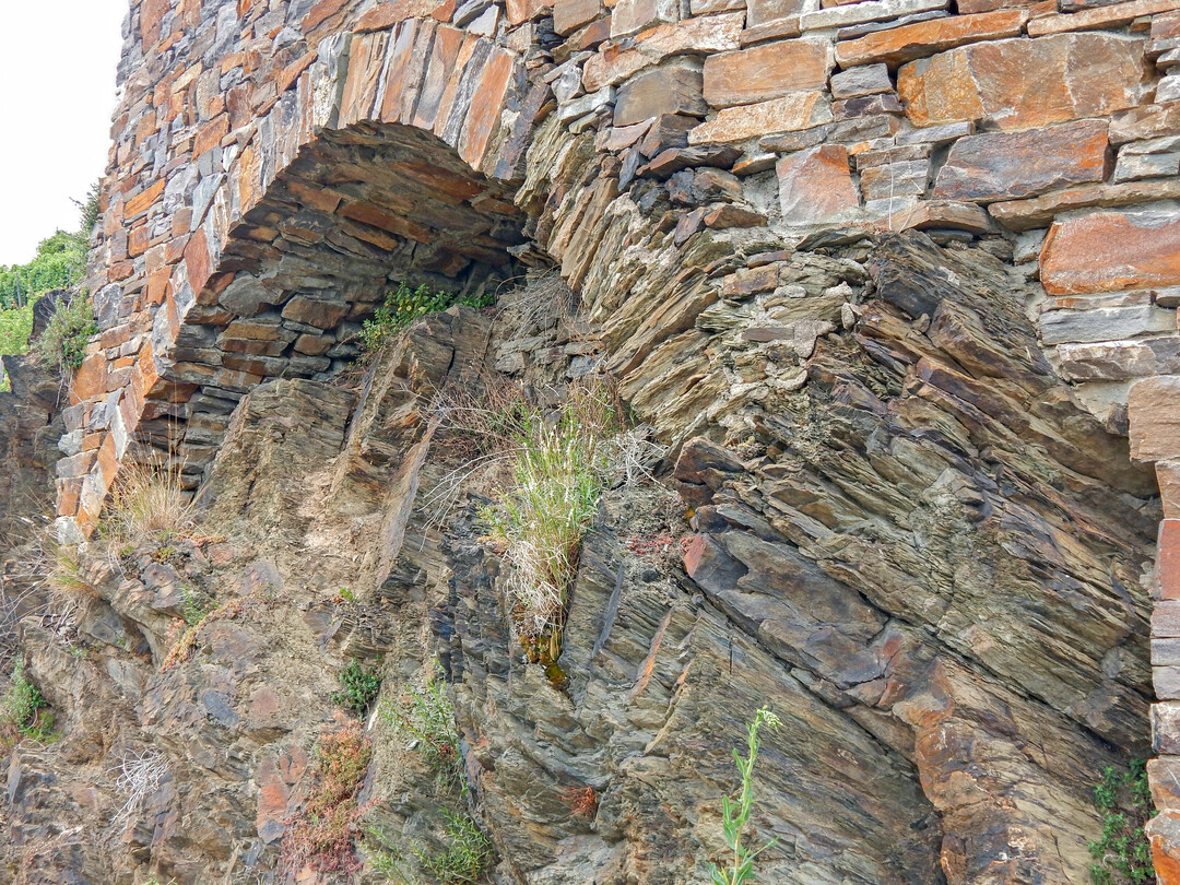 Als Kunst am Bau können die Spannbögen wie hier am Leuchtpunkt Winninger Weinbergsterrassen gelten.