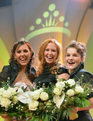 Weinprinzessin Anna Hochdrffer, Weinknigin Julia Betram und Prinzessin Natalie Henninger (von links)