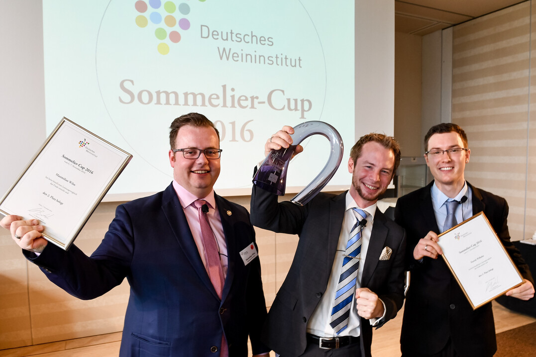 Timo Weisheidinger (Mitte), Sommelier im Lukas Restaurant im österreichischen Schärding hat den „Sommelier-Cup 2016“ gewonnen. Zweiter wurde Maximilian Wilm (links) vom Gourmetrestaurant Seven Seas in Hamburg, gefolgt von Patrick Wilhelm (rechts), Sommelier in der Vinothek des "Coq au Vin" der Engelhorn Gastronomie in Mannheim auf Rang drei.