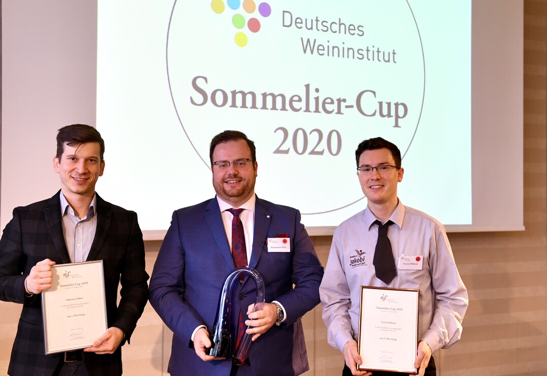Die drei Gewinner des DWI-Sommelier-Cups 2020 Sebastian Lübbert aus Stuttgart (2.Platz); Maximiliam Wilm aus Hamburg (1. Platz); Patrick Wilhelm aus Bensheim (3.Platz). (v. l.) .
