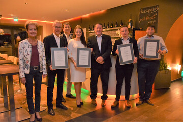 Die Gewinner des diesjhrigen Riesling-Sonderpreises freuen sich ber die besondere Wrdigung ihrer leidenschaftlichen Arbeit.