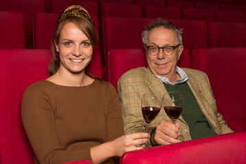 Die Deutsche Weinknigin Lena Endesfelder und Festivaldirektor Dieter Kosslick stoen auf die erstklassigen deutschen Weine an, die den Gsten zur Berlinale ausgeschenkt werden.