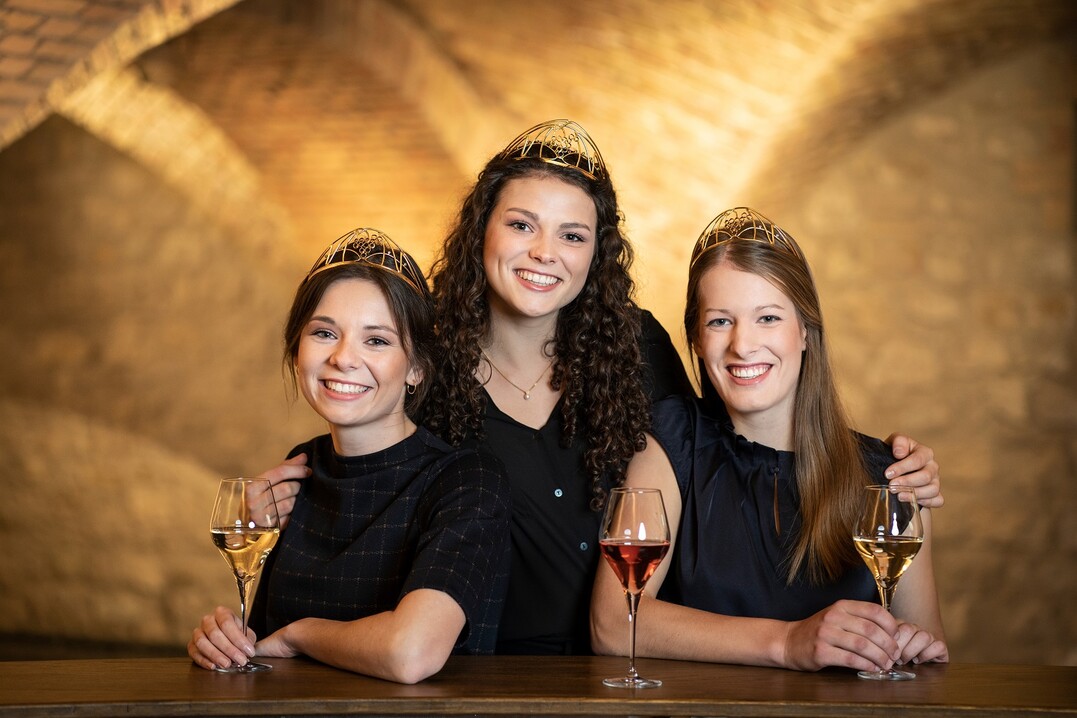 Die drei deutschen Weinhoheiten (v.l.): Die Deutsche Weinprinzessin Juliane Schäfer, die Deutsche Weinkönigin Katrin Lang und die Deutsche Weinprinzessin Luise Böhme.