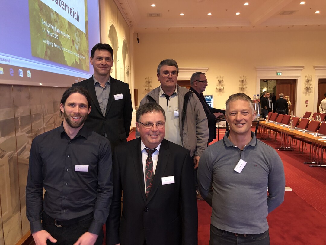 Alois Huber (vorne Mitte) mit den Referenten zu Thema pilzwiderstandsfähige Rebsorten hinten von links nach rechts Wolfgang Renner, Jean-Laurent Spring, vorne links Dr. Oliver Trapp, rechts Josef Terleth.