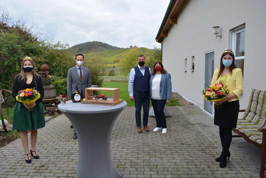 Bei der bergabe des Wein-Ehrenpreises 2020 in Oberschwarzach (von links): Franziska Baumann (Weinprinzessin der Marktgemeinde Oberschwarzach), Landrat Florian Tpper, Robert und Katja Ruppenstein sowie die Frnkische Weinknigin Carolin Meyer.
