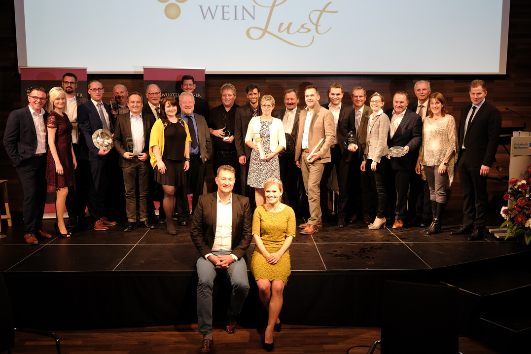 Die Ehren- und Staatsehrenpreisträger 2017 zusammen mit dem Gastreferenten Holger Hutzenlaub und Weinkönigin Carolin Klöckner (vorne).