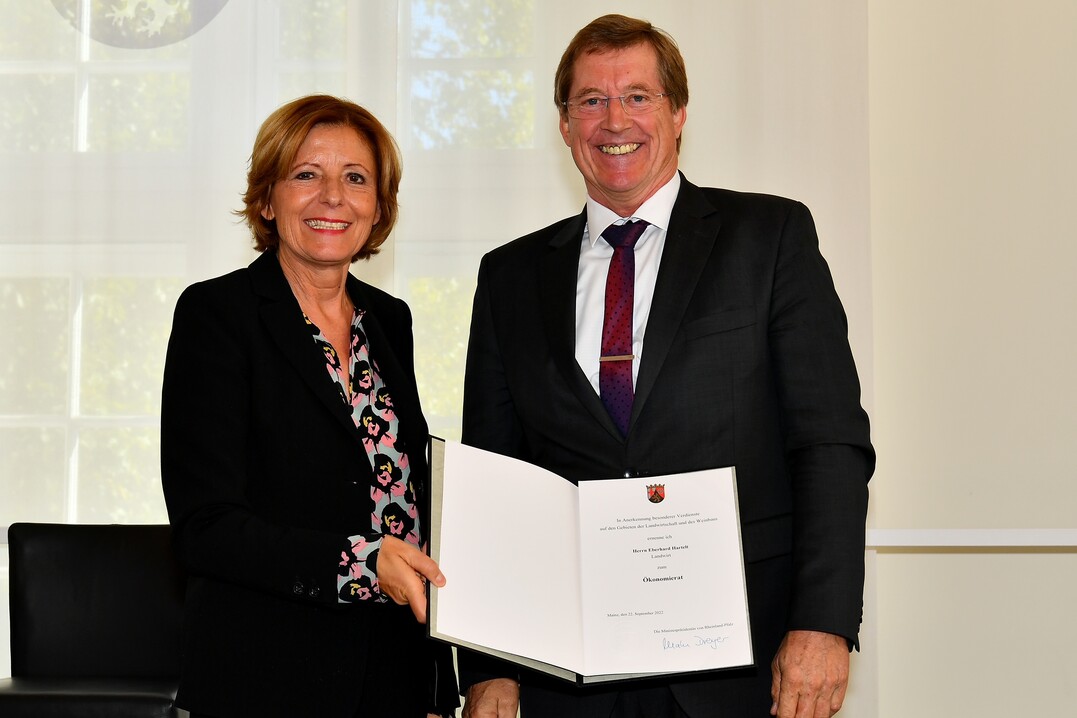 Ministerprsidentin Malu Dreyer ernennt den stolzenEberhard Hartelt feierlich zum konomierat.