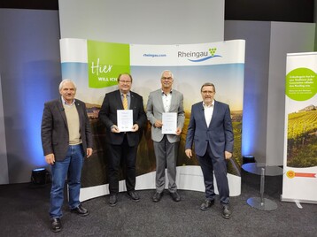Vizeprsident Bernhard Gaubatz, Christoph Presser, Joachim-Eberhard Maltzahn und Prsident Peter Seyffardt freuen sich ber die Verleihung des Goldenen Rmers.