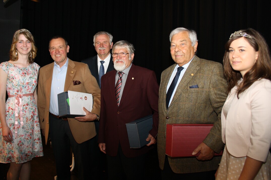 Weinkönigin Stefanie Schwarz, Gerd Aldinger, Hermann Hohl, Richard Müller, Alfred Drossel und Weinprinzessin Annekatrin Gauger (von links) bei der Vergabe der Goldenen Ehrennadeln